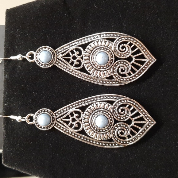 Love these earrings, ladies Bundle & Save 5 for 30 or 1 for 10 - Picture 2 of 2